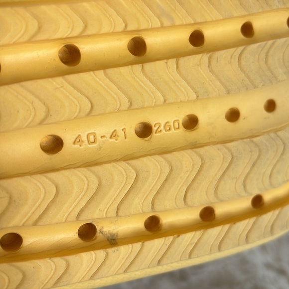 Yellow cloud slip on slide sandals, size 9 - Picture 7 of 9